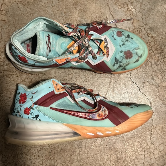 LeBron 18 low “daughters” - Picture 2 of 3